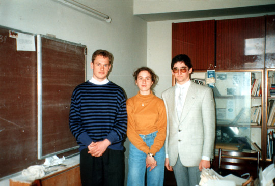 С Андреем и Ильей в Лаборатории анализа динамических систем, II Гуманитарный корпус МГУ, 17 мая 1994 года. Очччень памятная фотка