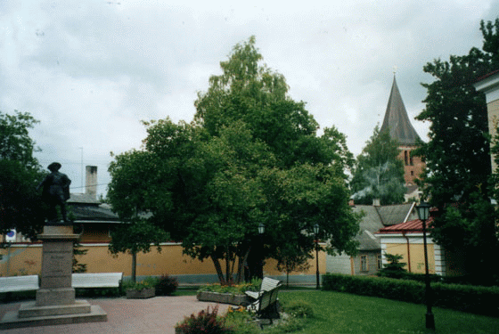 Тарту. Памятник основателю Университета и вид на Старый город