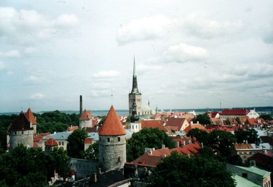 Вид на Старый город Таллинна и Балтику со смотровой площадки